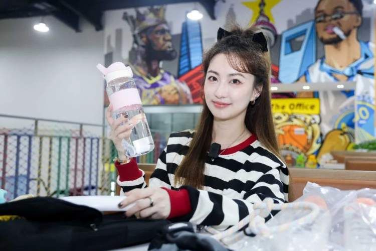 pg麻将胡了试玩平台 翻包大揭秘｜世界杯光看不过瘾？莉宝带你一探健身包中的绿茵魅力