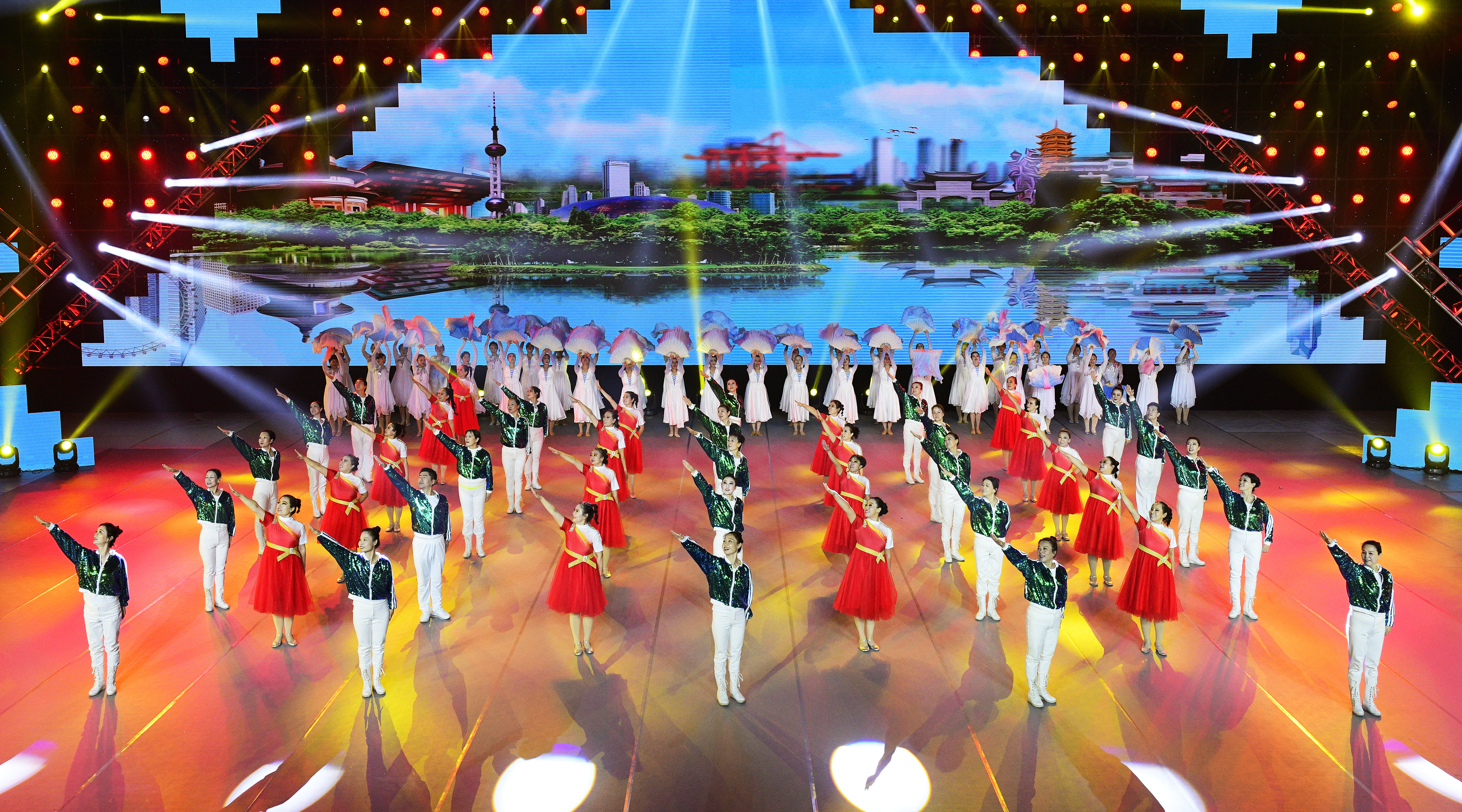 广场舞爱你一百岁_广场舞爱在羊茸山水间_广场舞爱在思金拉措