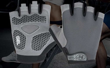 手套尺寸健身图_健身手套尺寸_健身手套大点好还是小点好