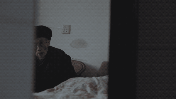 人有两个最大的敌人,排名第一的是死亡,排名第二的是孤独。人到老了特别容易孤独。