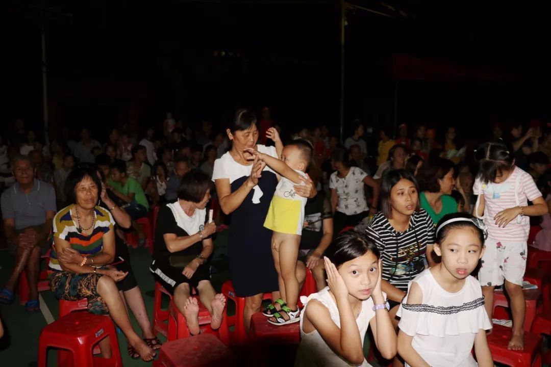 广场舞南海姑娘_广场舞串烧,我们的南海_南海之恋广场舞