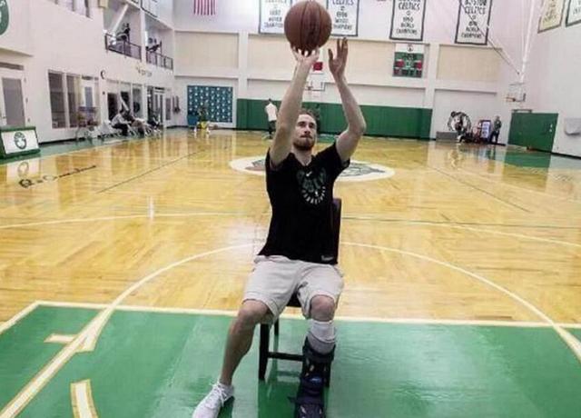 pg电子娱乐平台 养伤=休假？NBA球星手术后仍要训练！姚明坐着投篮科比用高科技