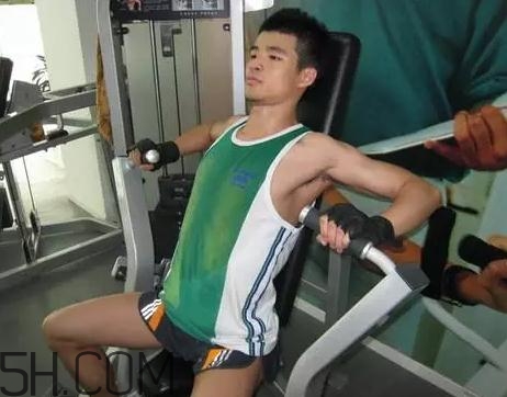 坐姿推胸能练下胸吗?坐姿推胸和卧推哪个效果好?