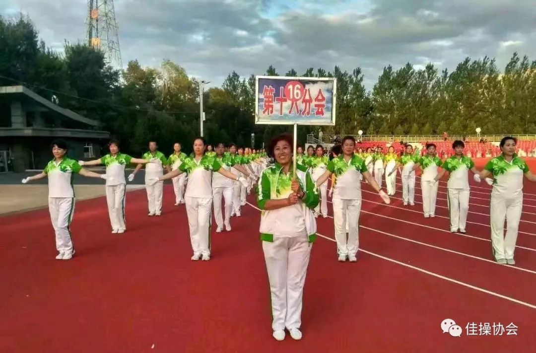 佳木斯快乐舞步第二套动作分解_佳木斯快乐舞步第套完整版_佳木斯快乐舞步1-6节口令