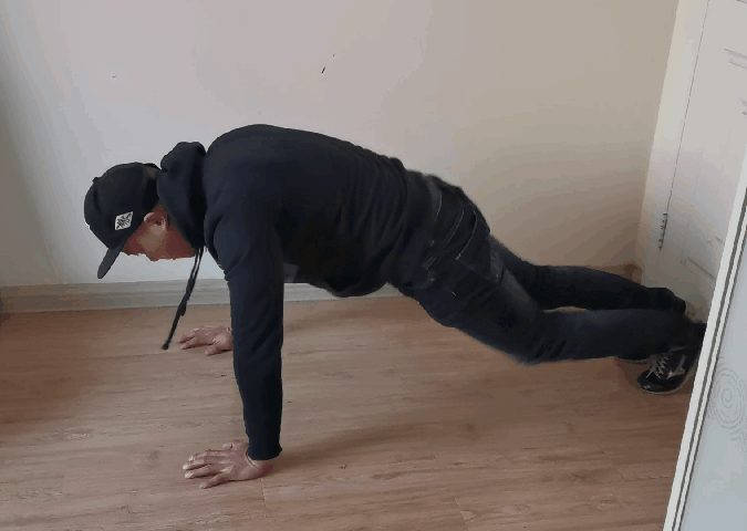 原地跳胸口疼是怎么回事_原地胸跳运动减脂会小腿变粗吗_运动减脂原地跳胸会小吗