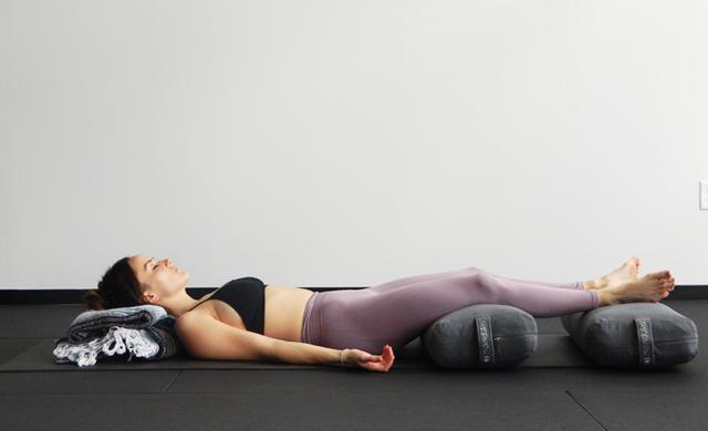 练瑜伽的毯子叫什么_瑜伽腿盖冥想毯子要上几圈_瑜伽冥想腿上要盖个毯子