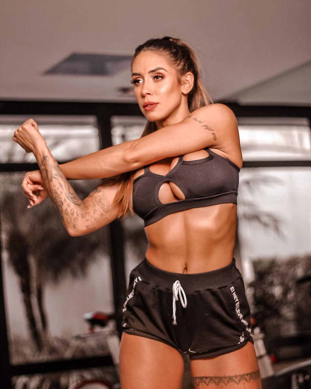 娜塔莉亚饮食指南_娜塔莉亚健身训练计划_健身房做什么运动练马甲线