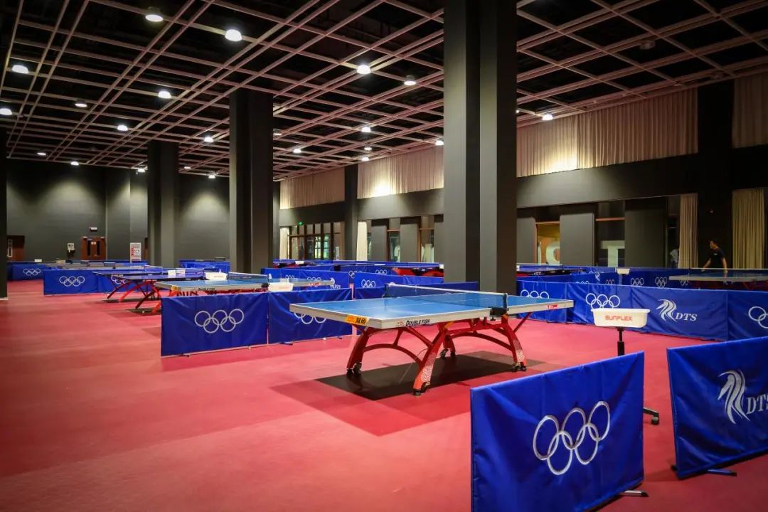 龙门综合训练器_龙门练胸标准动作图解_龙门器健身