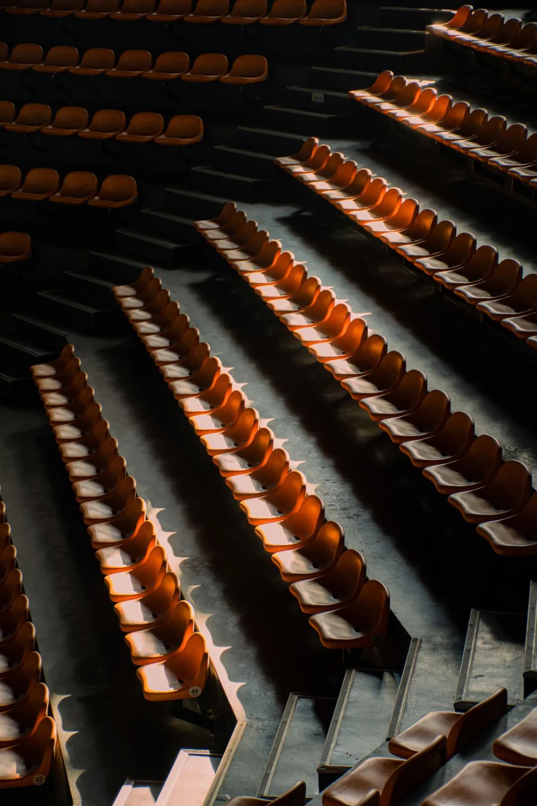 龙门综合训练器_龙门器健身_龙门练胸标准动作图解