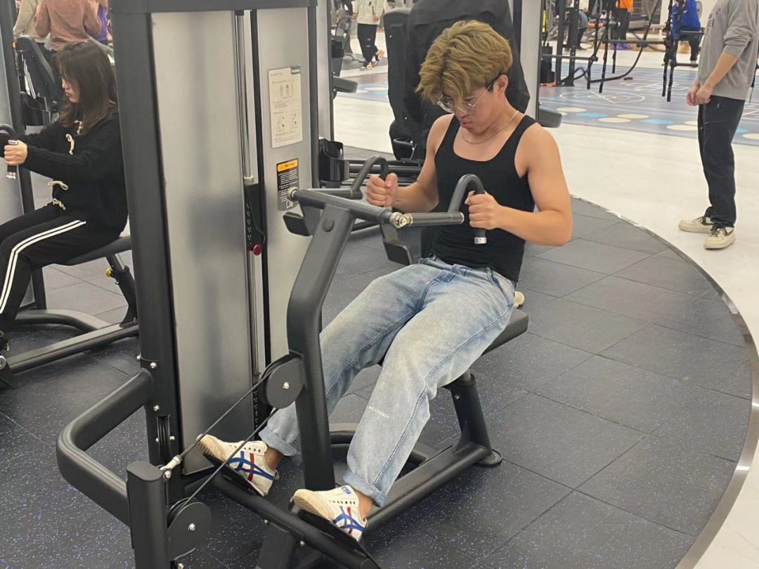 龙门练胸标准动作图解_龙门综合训练器_什么是龙门式机器人