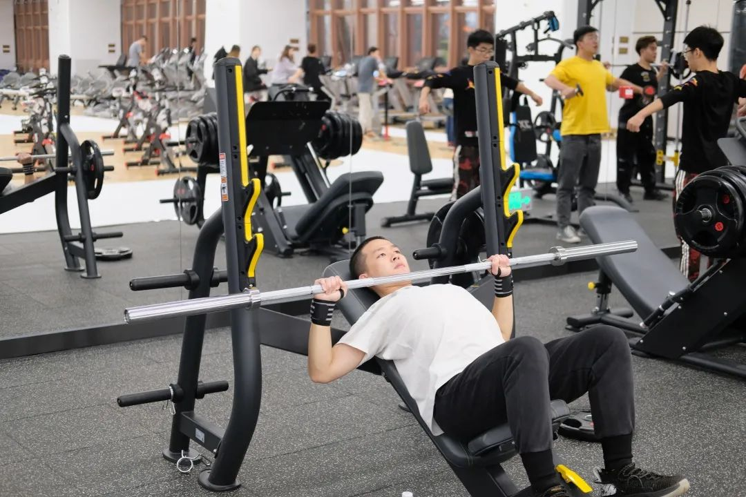 龙门综合训练器_什么是龙门式机器人_龙门练胸标准动作图解