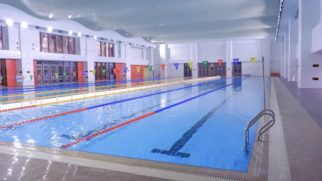 龙门综合训练器_什么是龙门式机器人_龙门练胸标准动作图解