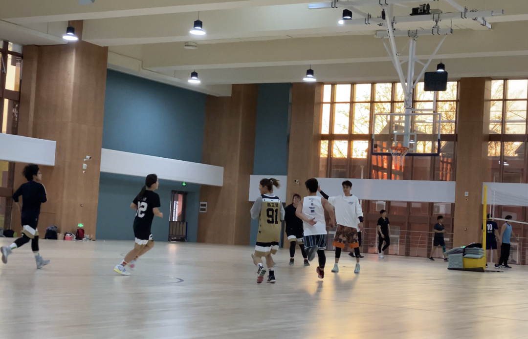 龙门练胸标准动作图解_龙门综合训练器_什么是龙门式机器人