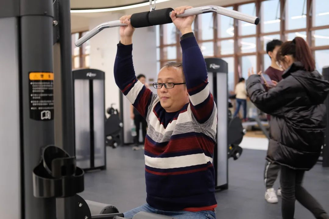 龙门练胸标准动作图解_什么是龙门式机器人_龙门综合训练器