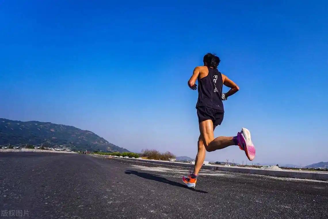 适量跑步健康益处_跑步时心率过快好吗?_跑步过量危害