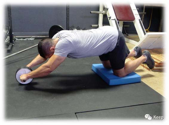 腹肌轮几个轮的好_健腹轮正确用法_健腹轮练腹技巧