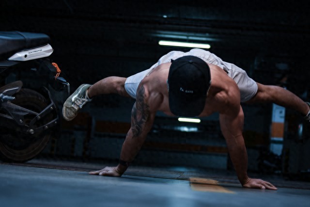 突破俯卧撑天花板方法_胸肌哥7大锻炼方法增强胸肌_徒手健身俯卧撑极限