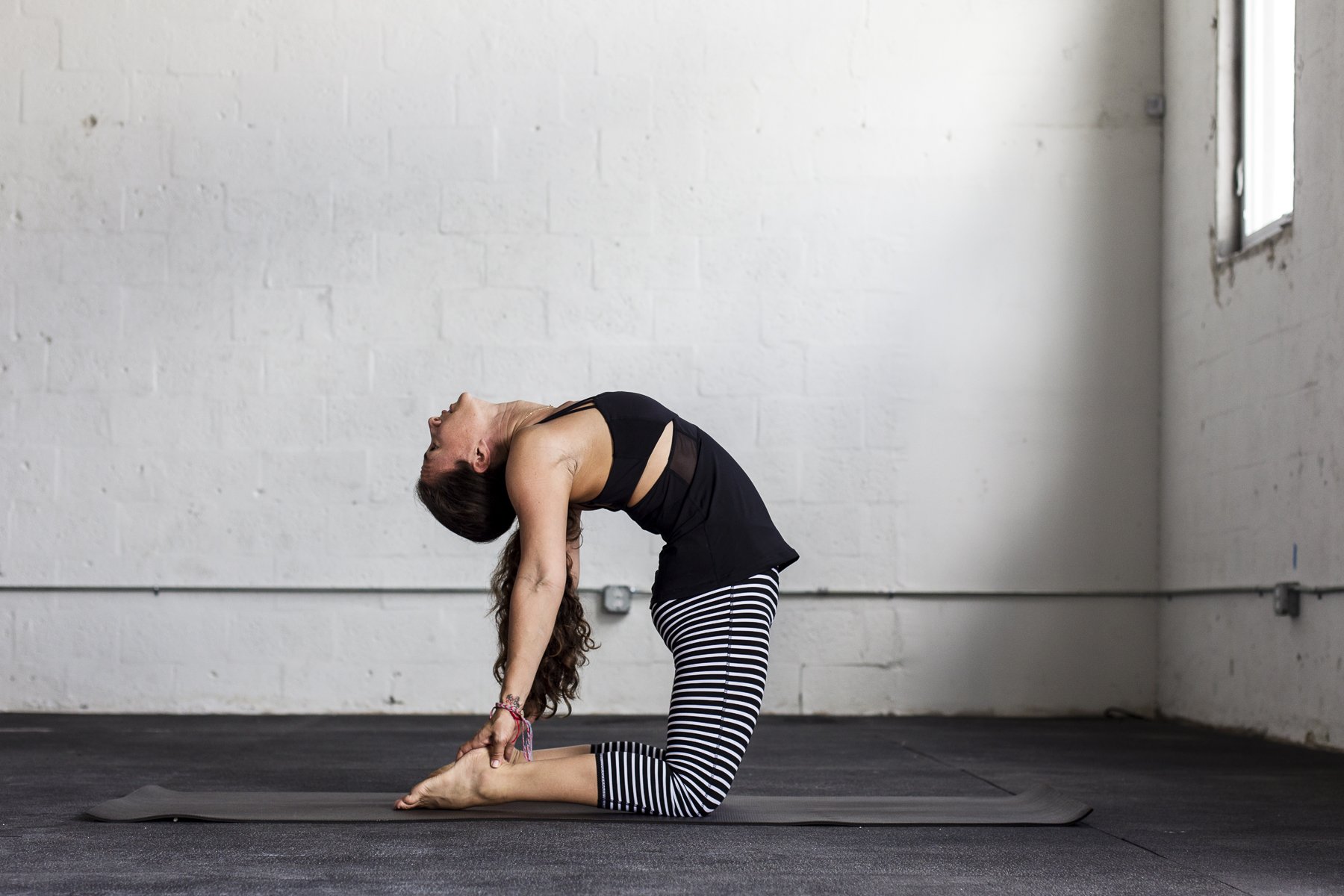 压力臀部存储情绪瑜伽姿势_瑜伽打开髋部改善情绪_瑜伽猫牛单腿伸展变体