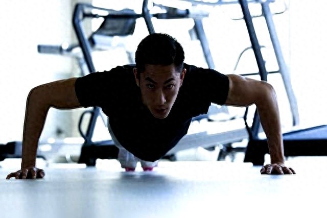 pg电子麻将胡了入口下载 男人想练出好身板？3个基础运动每天练，越练越精神