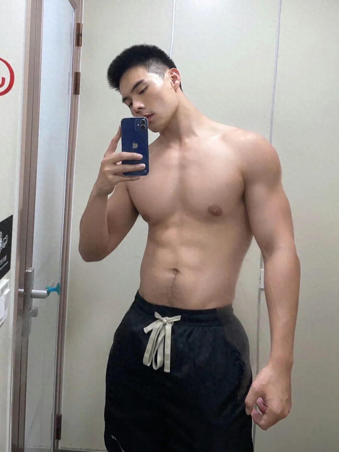 肌肉男身材_胸肌哥7大锻炼方法增强胸肌_健身激励