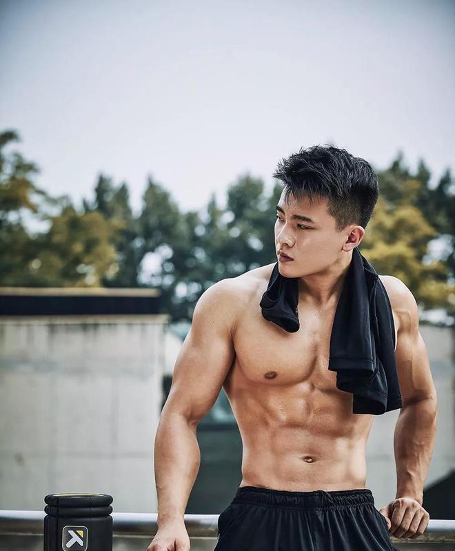 俯卧撑做多少天有效果_俯卧撑训练200个好处_俯卧撑提升体能健康抗衰老