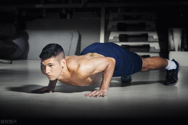俯卧撑训练200个好处_俯卧撑提升体能健康抗衰老_俯卧撑做多少天有效果