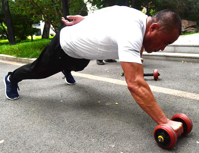 pg国际电子游戏app “高手在民间 有才你就来”：健身者看过来！他腹肌轮滚出肌肉人生