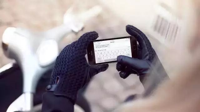 pg电子娱乐平台 天再冷也不能耽误我玩手机！还好有触屏手套，保暖玩乐两不误