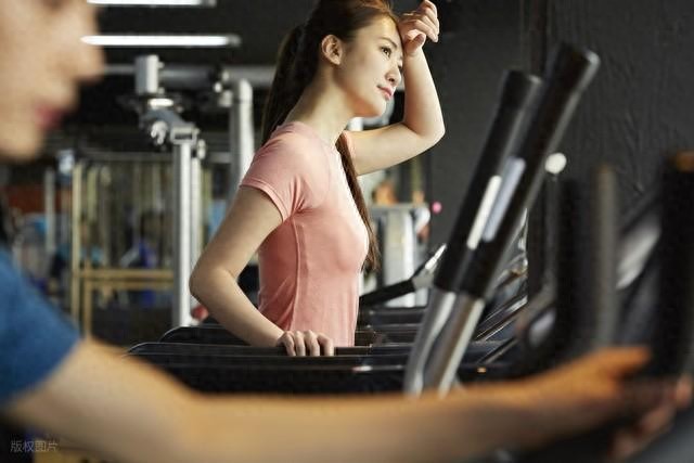 在家自重训练增肌减脂_室内健身全身锻炼动作_没有健身器怎么练胸肌