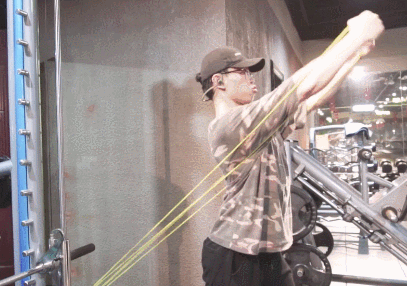 没有健身器怎么练胸肌_居家健身器材推荐_哑铃弹力带训练方法