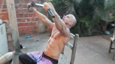 pg娱乐电子游戏 肌肉男自制健身器材，不花一分钱就能练出好身材，你不妨试试看！