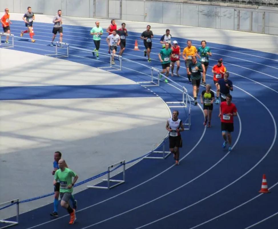 练跑步机时适合听的歌_跑步前拉伸坏处_跑步小腿变粗真相