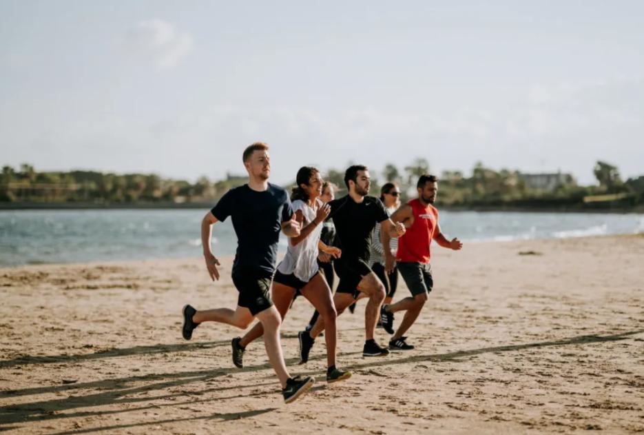 跑步小腿变粗真相_跑步前拉伸坏处_练跑步机时适合听的歌