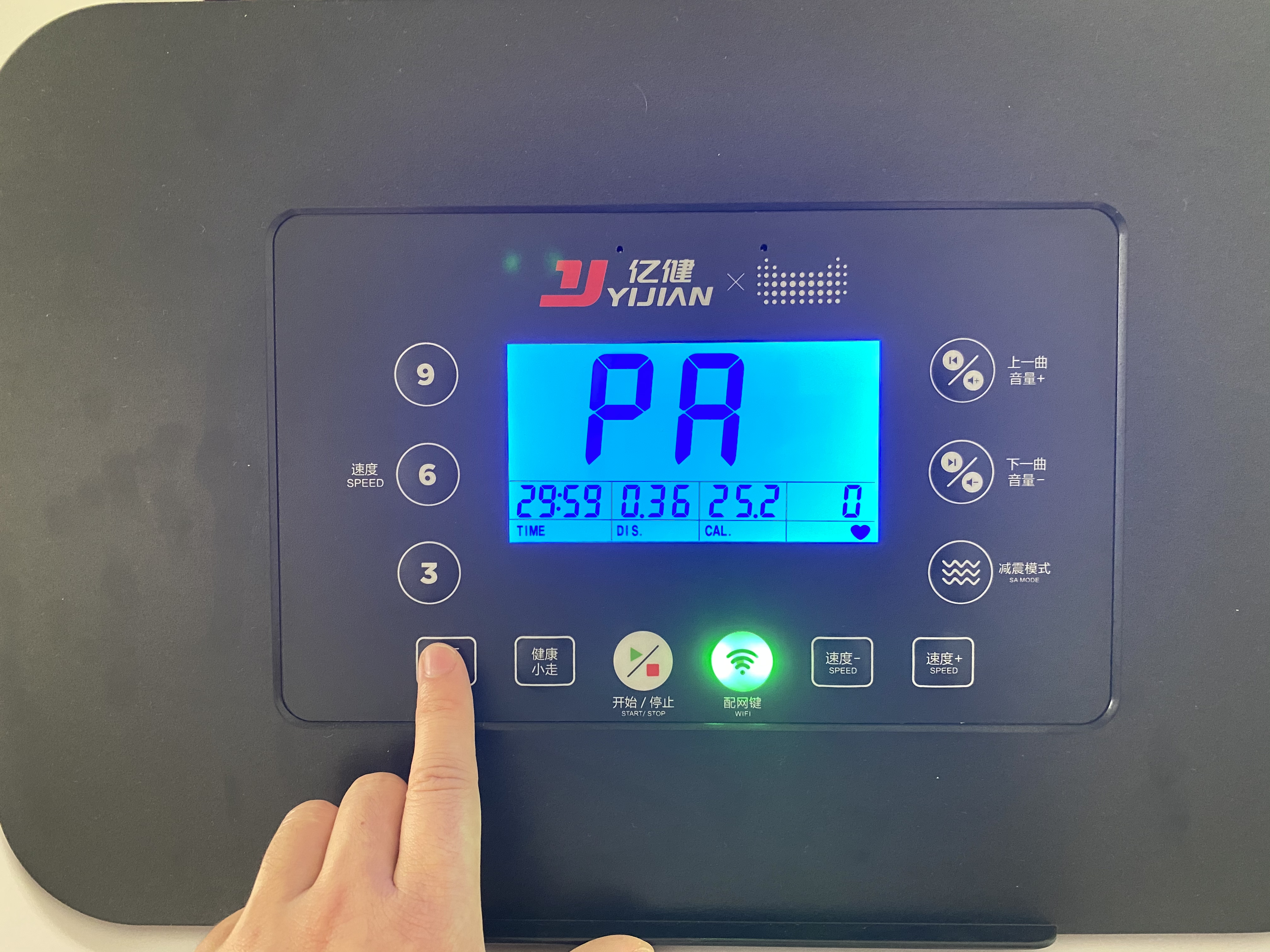 练跑步机时适合听的歌_亿健精灵ELF跑步机 语音控制 多功能健身器材