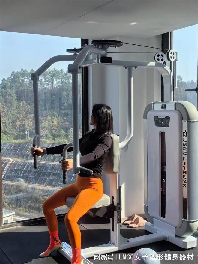 综合训练器怎么使用_胸背训练器调整方法_如何正确使用胸背训练器