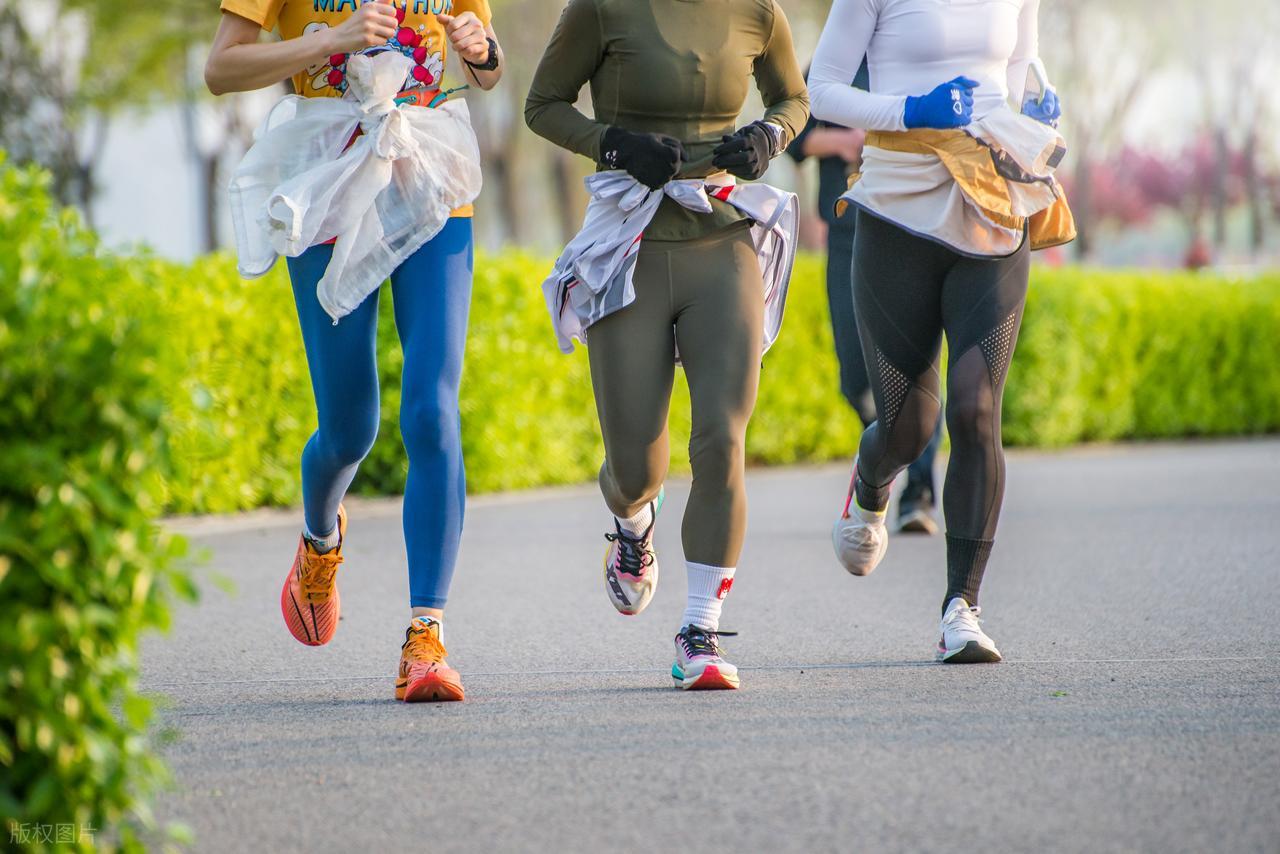 跑者关节软骨磨损_跑步膝盖疼要多久才好_跑步慢性损伤