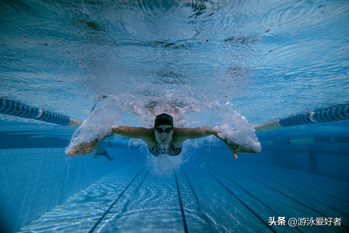 长期游泳好处_女性长期蛙泳身型变化_游泳对身体的好处