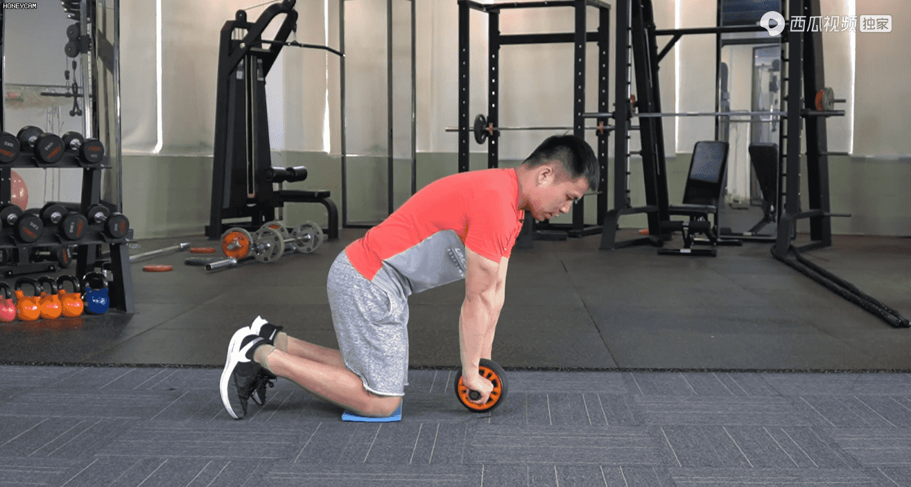 滚轮健身器_健腹轮正确使用方法_健腹轮锻炼腹肌效果