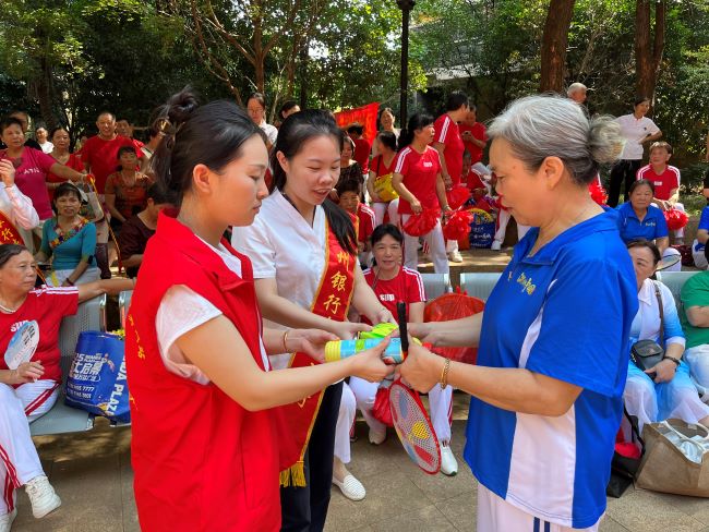 喜迎双节系列主题活动_剑光街道社区文化活动_广场舞12人欢聚一堂