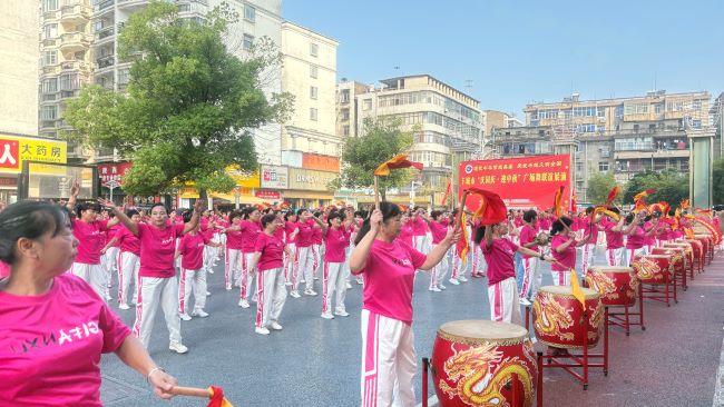 喜迎双节系列主题活动_剑光街道社区文化活动_广场舞12人欢聚一堂
