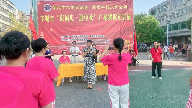 广场舞12人欢聚一堂_喜迎双节系列主题活动_剑光街道社区文化活动