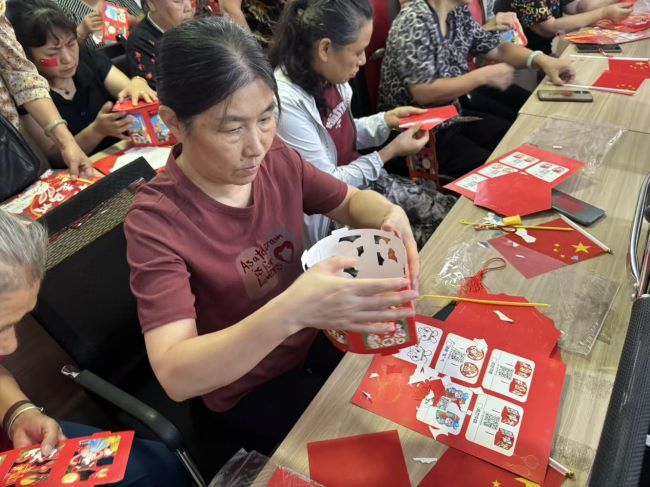 广场舞12人欢聚一堂_喜迎双节系列主题活动_剑光街道社区文化活动