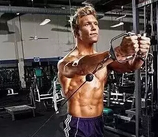 绳索夹胸锻炼动作_胸肌锻炼泵感_综合训练器 胸肌