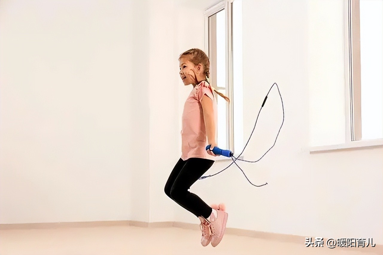 孩子运动好处_滚轮健身器_儿童运动器材推荐