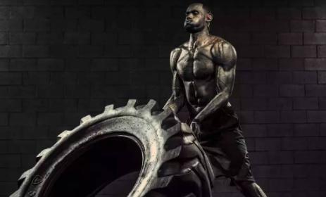 pg棋牌 问鼎app官方下载 球星训练有多苦？詹姆斯一次搬400斤轮胎，这么练想不壮都难！