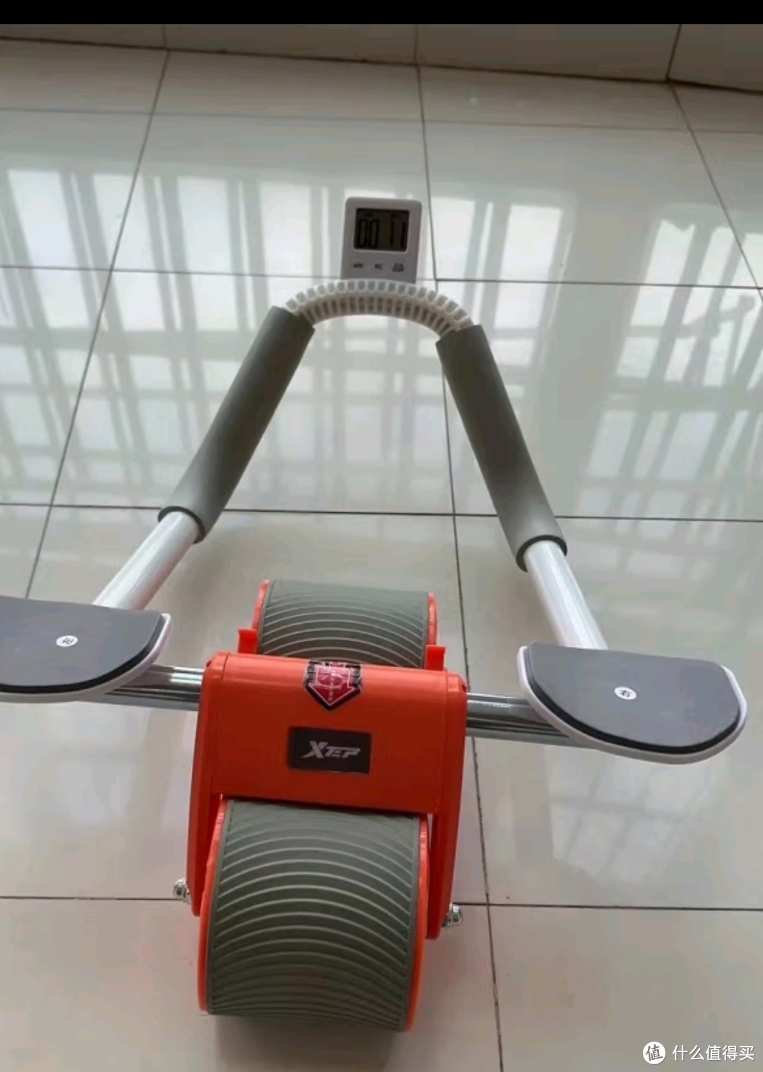 pg网赌软件下载 特步（XTEP）四轮健腹轮自动回弹家用肘撑平板锻练卷腹肌轮带辅助男女健身器材