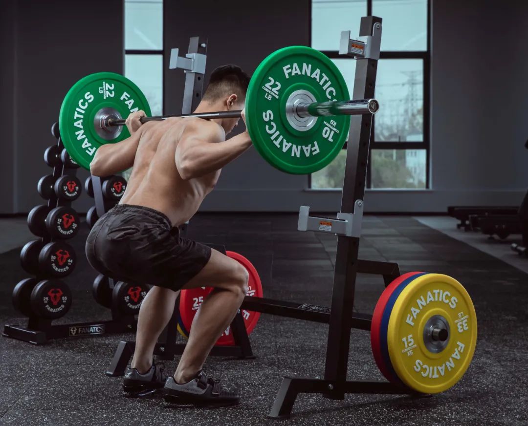 综合训练器 胸肌_卧推架使用方法_深蹲卧推架选购指南