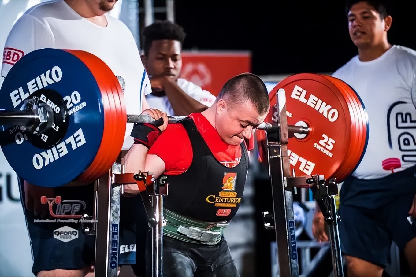 综合训练器 胸肌_卧推架使用方法_深蹲卧推架选购指南