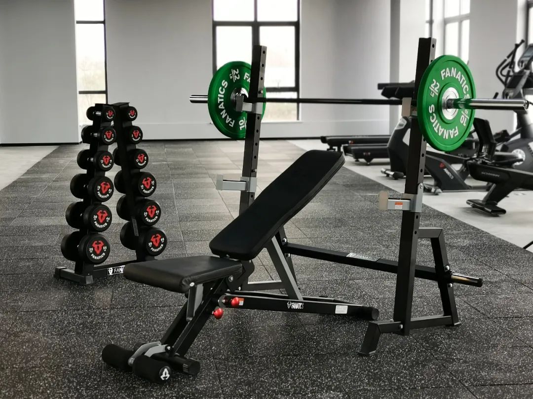 卧推架使用方法_深蹲卧推架选购指南_综合训练器 胸肌