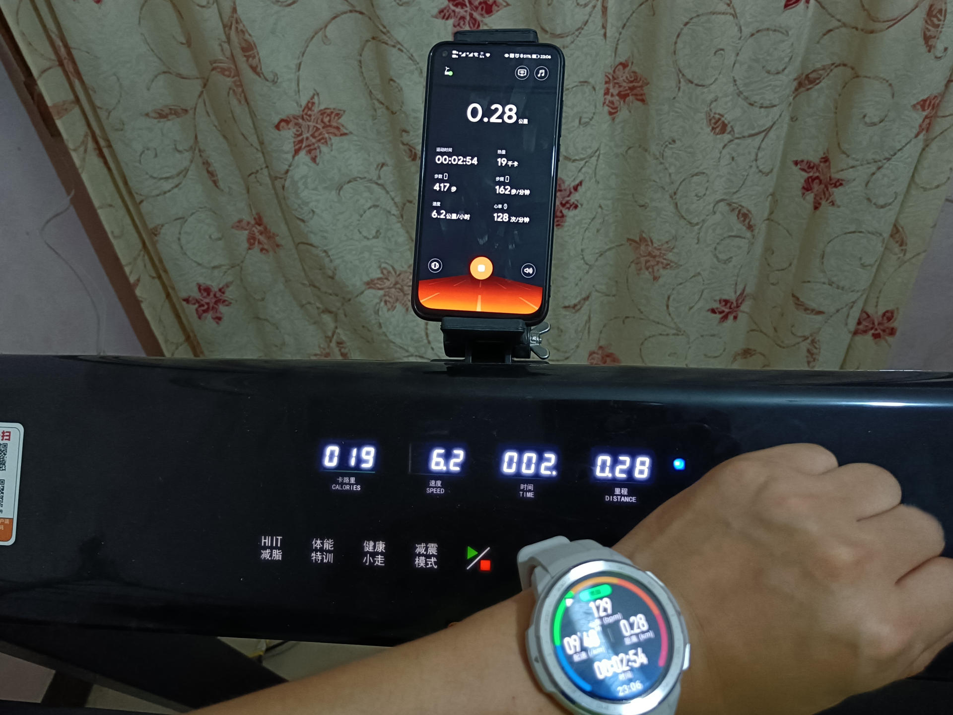 可折叠式跑步机选择指南_华为HiLink亿健Pro家用静音折叠智能跑步机_什么牌子的家用跑步机好